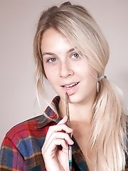 Alecia Fox paints and strips naked to paint more